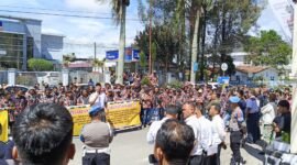 Sekitar 400 anggota LMP yang mengenakan seragam lengkap mendatangi Mapolres Tanah Karo di Jalan Veteran, Kabanjahe, Kamis (2/7/2026). (Istimewa)