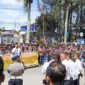 Sekitar 400 anggota LMP yang mengenakan seragam lengkap mendatangi Mapolres Tanah Karo di Jalan Veteran, Kabanjahe, Kamis (2/7/2026). (Istimewa)