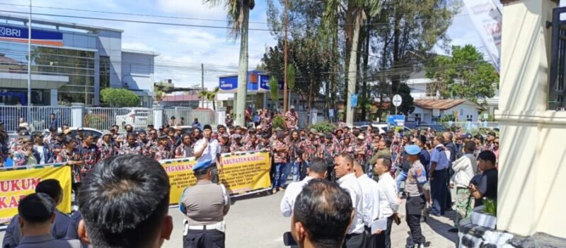 Sekitar 400 anggota LMP yang mengenakan seragam lengkap mendatangi Mapolres Tanah Karo di Jalan Veteran, Kabanjahe, Kamis (2/7/2026). (Istimewa)