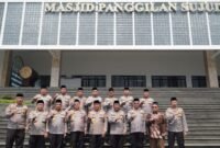 FOTO BERSAMA-Komjen Pol Prof. Dr. Chryshnanda Dwilaksana, Ketua Pusat Studi Ilmu Kepolisian bersama Wakapolri, Komjen Pol. Dedi Prasetyo dan para Pati, foto bersama usai Peresmian Masjid Panggilan Sujud. (Foto Ist).