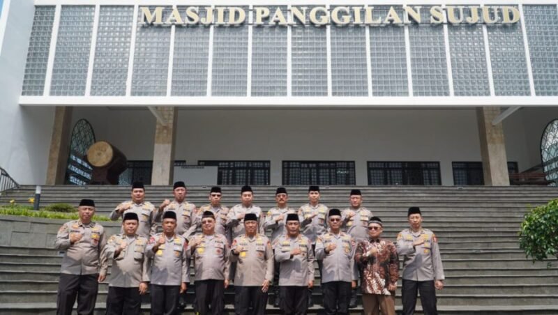 FOTO BERSAMA-Komjen Pol Prof. Dr. Chryshnanda Dwilaksana, Ketua Pusat Studi Ilmu Kepolisian bersama Wakapolri, Komjen Pol. Dedi Prasetyo dan para Pati, foto bersama usai Peresmian Masjid Panggilan Sujud. (Foto Ist).