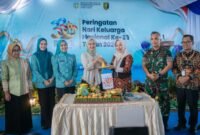 Puncak Peringatan Harganas ke-33, Wagub Lampung Jihan Nurlela Serahkan Potongan Tumpeng Simbolis