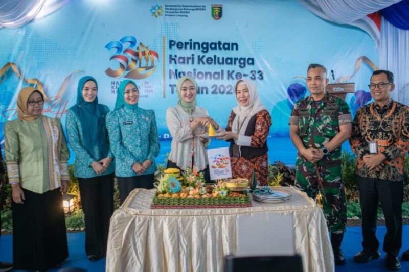 Puncak Peringatan Harganas ke-33, Wagub Lampung Jihan Nurlela Serahkan Potongan Tumpeng Simbolis