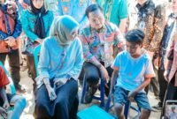 Wakil Gubernur Lampung bersama jajaran terkait memberikan motivasi secara langsung kepada salah seorang calon siswa Sekolah Rakyat di Kecamatan Telukbetung Utara, Kota Bandar Lampung