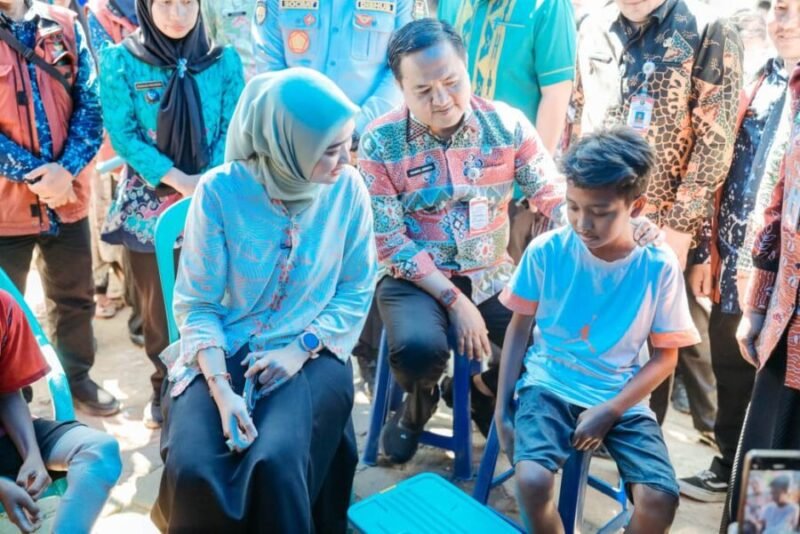 Wakil Gubernur Lampung bersama jajaran terkait memberikan motivasi secara langsung kepada salah seorang calon siswa Sekolah Rakyat di Kecamatan Telukbetung Utara, Kota Bandar Lampung