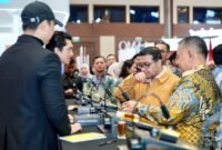 Direktur Utama Pusat Pengelolaan Komplek Gelora Bung Karno bersama Wakil Menteri UMKM mencoba sampel produk wewangian di Jakarta International Convention Center (JICC)