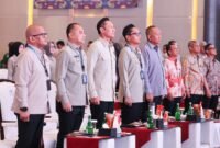 Menteri Koordinator Bidang Infrastruktur dan Pembangunan Kewilayahan berdiri bersama jajaran kepala daerah di Medan