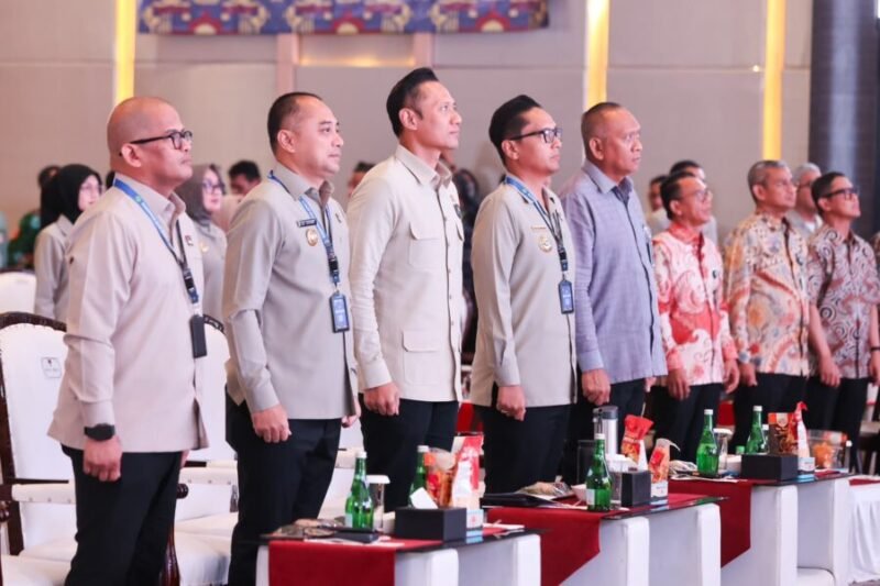 Menteri Koordinator Bidang Infrastruktur dan Pembangunan Kewilayahan berdiri bersama jajaran kepala daerah di Medan