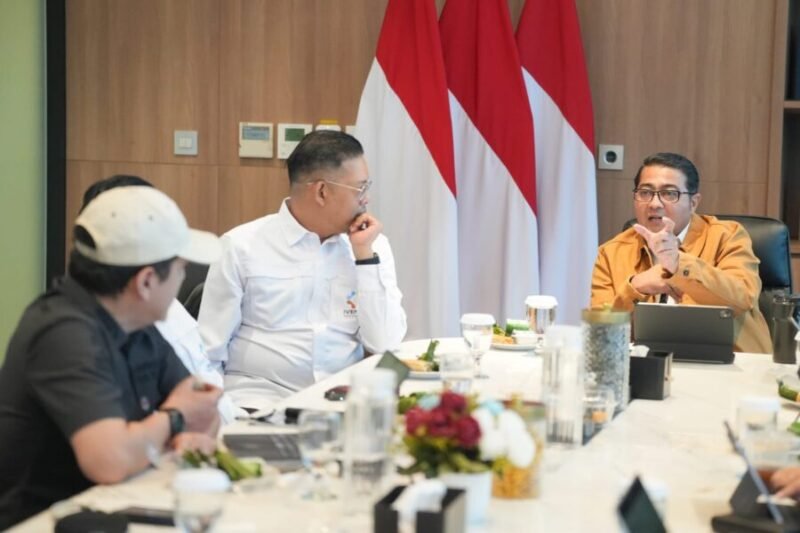 Kepala Badan Ekonomi Kreatif (Ekraf) memberikan paparan di pertemuan industri event nasional