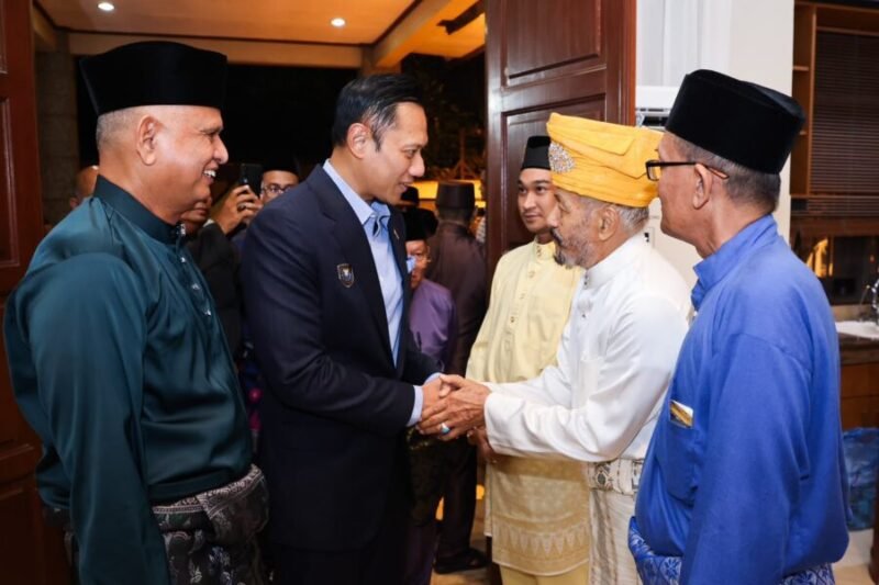Menko Infrastruktur dan Pembangunan Kewilayahan disambut oleh para Sultan dan tokoh adat se-Sumatera Utara