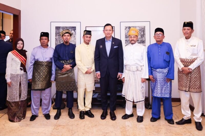 Menko Infrastruktur dan Pembangunan Kewilayahan bersama para tokoh dari Delapan Kesultanan Sumatera Timur
