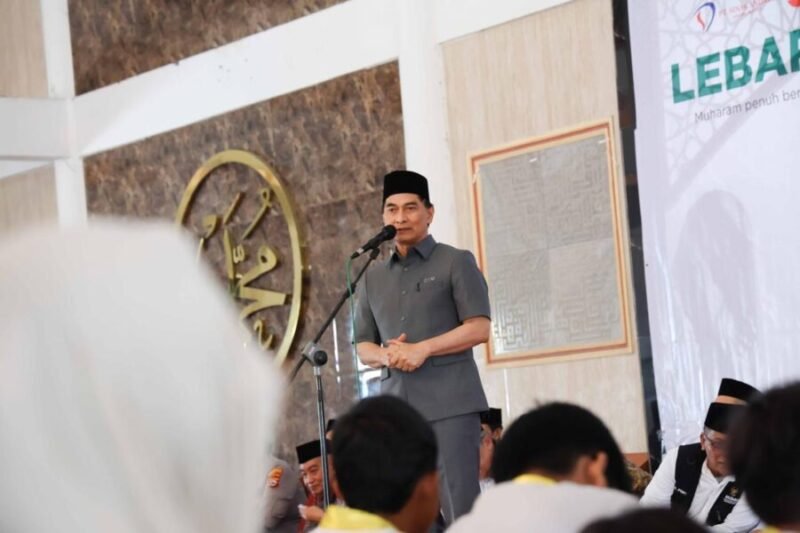Achmad Dimyati Natakusumah, memberikan sambutan dalam kegiatan 1.000 Yatim dan Duafa di Masjid Agung Ats Tsauroh