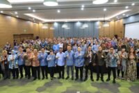 Andra Soni berfoto bersama dengan jajaran Pengurus Dewan Pimpinan Provinsi Asosiasi Pengusaha Indonesia (DPP APINDO) Banten dan para pelaku usaha usai menghadiri CEO Gathering di PT Adis Dimension Footwear