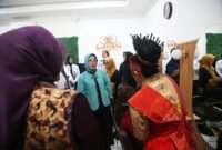 Tinawati Andra Soni berinteraksi langsung dengan warga binaan yang sedang mengikuti pelatihan tata rias dan busana adat dalam kunjungan sosial di Lembaga Pemasyarakatan