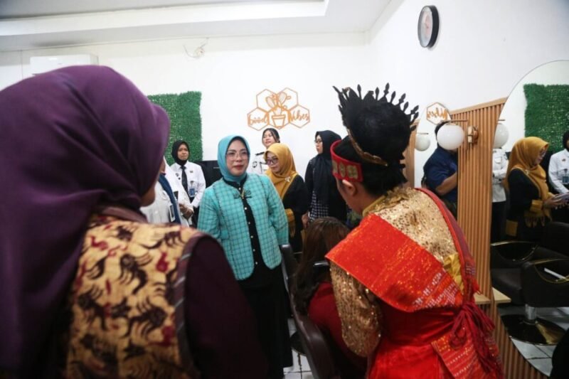 Tinawati Andra Soni berinteraksi langsung dengan warga binaan yang sedang mengikuti pelatihan tata rias dan busana adat dalam kunjungan sosial di Lembaga Pemasyarakatan