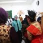 Tinawati Andra Soni berinteraksi langsung dengan warga binaan yang sedang mengikuti pelatihan tata rias dan busana adat dalam kunjungan sosial di Lembaga Pemasyarakatan