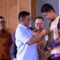 Gubernur Andra Soni Menyematkan Tanda Pengenal Ke Perwakilan Petugas Payment Point 