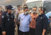 Andra Soni berdiskusi dengan Bupati Tangerang Maesyal Rasyid dan jajaran Tim Pemadaman Di Jatiwaringin

