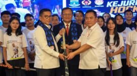 Gubernur Banten menyerahkan stik hoki kepada Ketua Umum FHI Banten terpilih di acara Pelantikan Pengurus FHI Banten