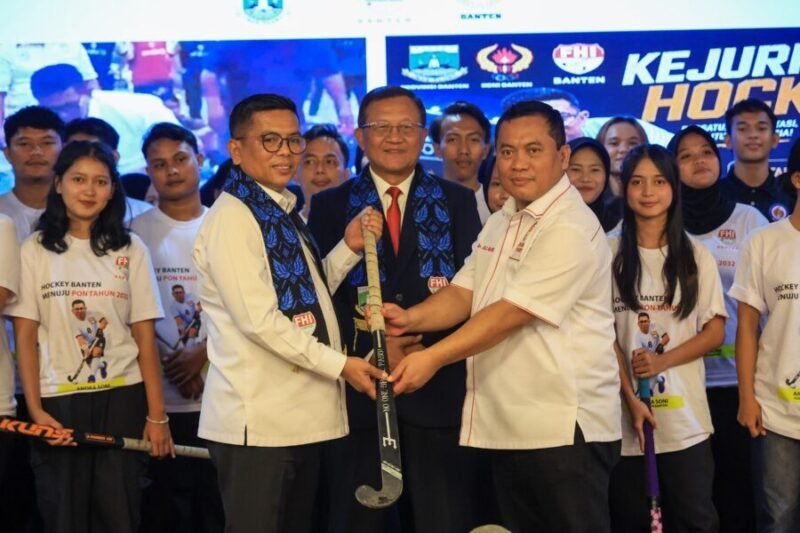 Gubernur Banten menyerahkan stik hoki kepada Ketua Umum FHI Banten terpilih di acara Pelantikan Pengurus FHI Banten