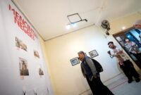 Pengunjung menyaksikan pameran foto yang digelar oleh UKM RPC UMY