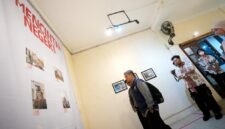 Pengunjung menyaksikan pameran foto yang digelar oleh UKM RPC UMY