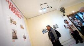 Pengunjung menyaksikan pameran foto yang digelar oleh UKM RPC UMY