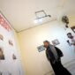 Pengunjung menyaksikan pameran foto yang digelar oleh UKM RPC UMY