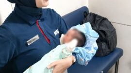 Petugas KAI Daop 6 Yogyakarta menggendong bayi yang ditemukan di dalam toilet KA Sancaka 84B relasi Yogyakarta–Surabaya Gubeng, Sabtu (4/7/2026)