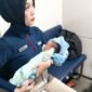Petugas KAI Daop 6 Yogyakarta menggendong bayi yang ditemukan di dalam toilet KA Sancaka 84B relasi Yogyakarta–Surabaya Gubeng, Sabtu (4/7/2026)