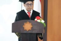 Prof. Dr. dr. Ardi Pramono, SpAn., MKes saat menyampaikan orasi pengukuhan Guru Besarnya di bidang Anastesiologi dan Terapi Intensif.