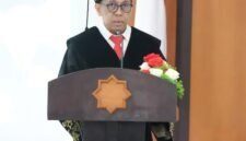 Prof. Dr. dr. Ardi Pramono, SpAn., MKes saat menyampaikan orasi pengukuhan Guru Besarnya di bidang Anastesiologi dan Terapi Intensif.