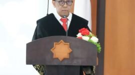 Prof. Dr. dr. Ardi Pramono, SpAn., MKes saat menyampaikan orasi pengukuhan Guru Besarnya di bidang Anastesiologi dan Terapi Intensif.