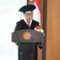 Prof. Dr. dr. Ardi Pramono, SpAn., MKes saat menyampaikan orasi pengukuhan Guru Besarnya di bidang Anastesiologi dan Terapi Intensif.