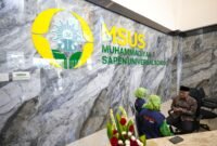 Ketum PP Muhammadiyah, Prof. Haedar Nashir berbincang bersama siswi SD Muhammadiyah Sapen di Gedung Muhammadiyah Sapen Universal School (MSUS)