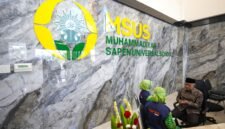 Ketum PP Muhammadiyah, Prof. Haedar Nashir berbincang bersama siswi SD Muhammadiyah Sapen di Gedung Muhammadiyah Sapen Universal School (MSUS)