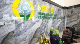 Ketum PP Muhammadiyah, Prof. Haedar Nashir berbincang bersama siswi SD Muhammadiyah Sapen di Gedung Muhammadiyah Sapen Universal School (MSUS)