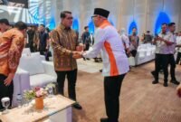 Rahmat Mirzani Djausal bersalaman dengan kemenko ekraf Teuku Riefky Harsya di acara pelantikan pengurus Srikandi Jaga Desa se-Indonesia