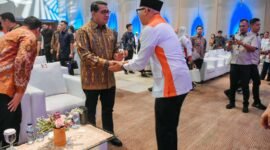 Rahmat Mirzani Djausal bersalaman dengan kemenko ekraf Teuku Riefky Harsya di acara pelantikan pengurus Srikandi Jaga Desa se-Indonesia