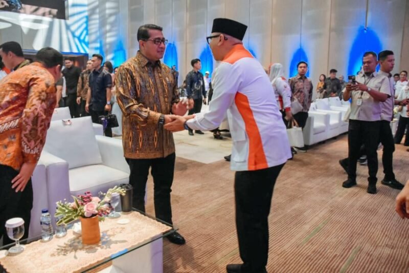 Rahmat Mirzani Djausal bersalaman dengan kemenko ekraf Teuku Riefky Harsya di acara pelantikan pengurus Srikandi Jaga Desa se-Indonesia