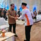 Rahmat Mirzani Djausal bersalaman dengan kemenko ekraf Teuku Riefky Harsya di acara pelantikan pengurus Srikandi Jaga Desa se-Indonesia