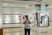 Irjen Pol Dr Susilo Teguh R, memberikan sambutan saat pembukaan Pameran tunggal karya Komjen Pol Prof Dr Cryshnanada DL, M.Si. (Foto Ist).
