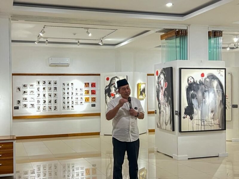Irjen Pol Dr Susilo Teguh R, memberikan sambutan saat pembukaan Pameran tunggal karya Komjen Pol Prof Dr Cryshnanada DL, M.Si. (Foto Ist).