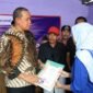 Tri Adhianto secara simbolis menyerahkan dokumen berkas kepada warga penerima manfaat saat meresmikan hasil pembangunan program Bantuan Rumah Tidak Layak Huni di Kecamatan Pondok Gede