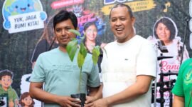 Wali Kota Bekasi menyerahkan bibit pohon secara simbolis kepada warga di kawasan Hutan Kota Bekasi