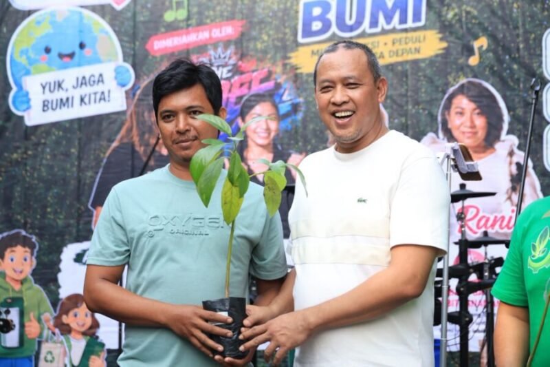 Wali Kota Bekasi menyerahkan bibit pohon secara simbolis kepada warga di kawasan Hutan Kota Bekasi