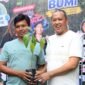 Wali Kota Bekasi menyerahkan bibit pohon secara simbolis kepada warga di kawasan Hutan Kota Bekasi