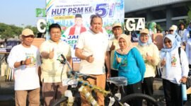 Wali Kota Bekasi berfoto bersama para relawan sosial di dekat sepeda doorprize di Plaza Patriot Candrabhaga
