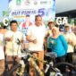 Wali Kota Bekasi berfoto bersama para relawan sosial di dekat sepeda doorprize di Plaza Patriot Candrabhaga
