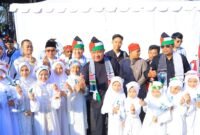 Gubernur Sumatera Selatan didampingi jajaran panitia melakukan sesi foto bersama  dengan anak-anak di sela Konser Amal Wali Band